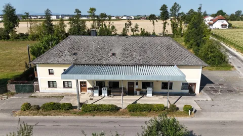 Fassade mit Vordach und Zapfsaeulen, Wohn- und Geschäftshaus in Steinhaus