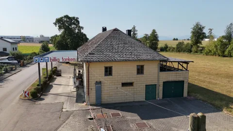 Garagentore und Hofflaeche, Wohn- und Geschäftshaus in Steinhaus